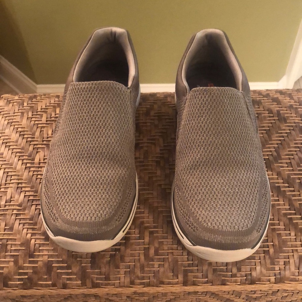 Men’s Sketchers size 12 loafer.